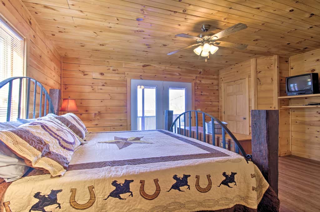 Large Cabin w/ Deck Overlooking Norfork Lake!