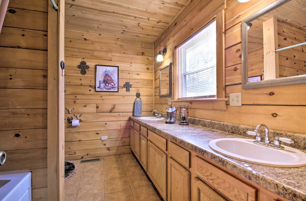 Large Cabin w/ Deck Overlooking Norfork Lake!