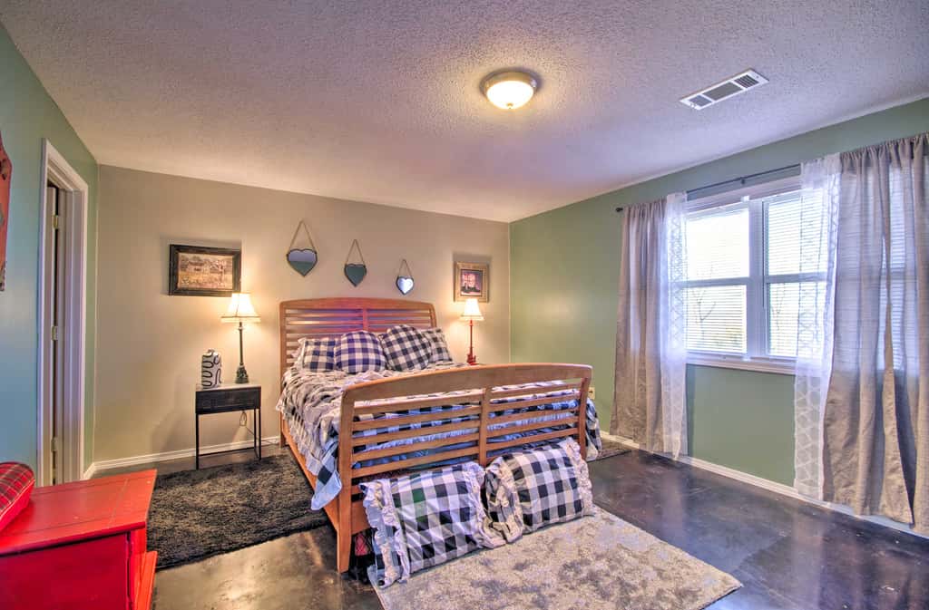 Large Cabin w/ Deck Overlooking Norfork Lake!