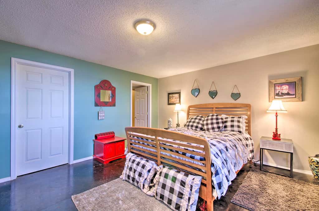 Large Cabin w/ Deck Overlooking Norfork Lake!