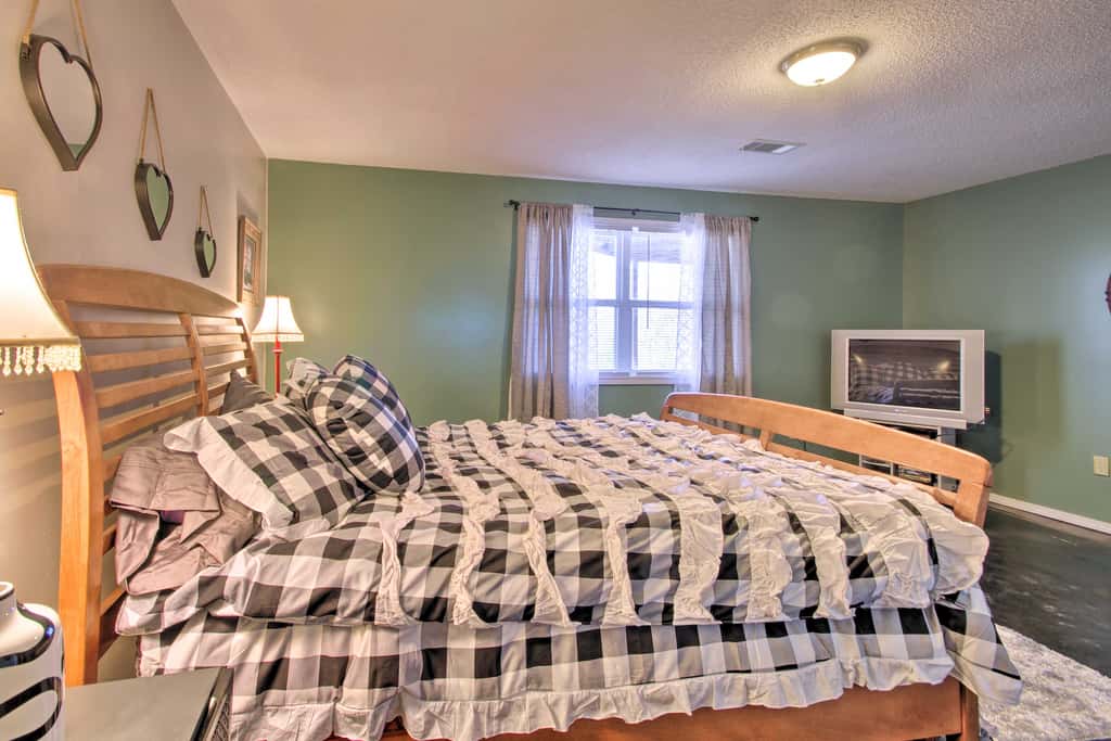 Large Cabin w/ Deck Overlooking Norfork Lake!