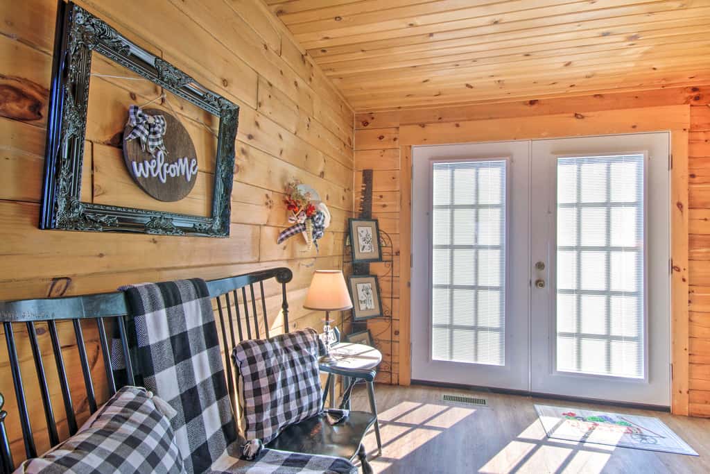 Large Cabin w/ Deck Overlooking Norfork Lake!