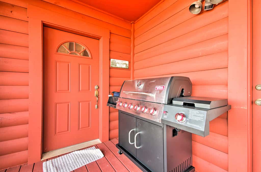 Large Cabin w/ Deck Overlooking Norfork Lake!