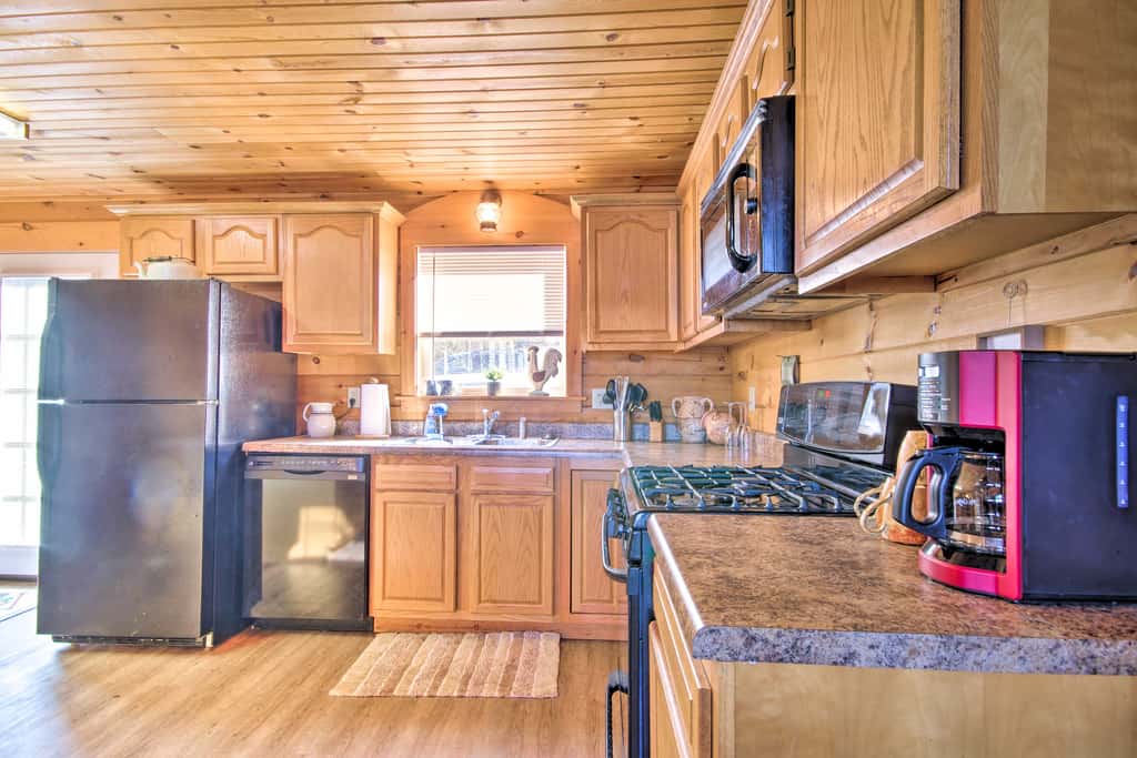 Large Cabin w/ Deck Overlooking Norfork Lake!