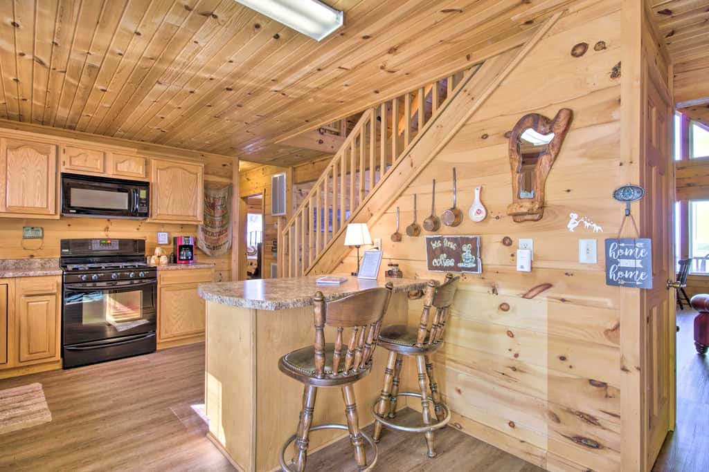 Large Cabin w/ Deck Overlooking Norfork Lake!