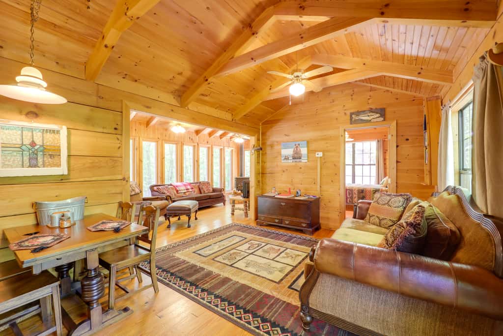 Near Hiking! Couple's Retreat w/ Hot Tub in Marion