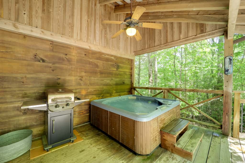 Near Hiking! Couple's Retreat w/ Hot Tub in Marion