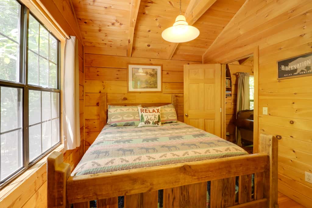 Near Hiking! Couple's Retreat w/ Hot Tub in Marion