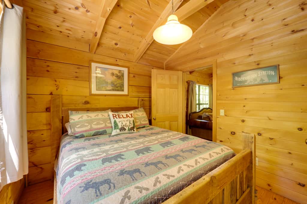 Near Hiking! Couple's Retreat w/ Hot Tub in Marion