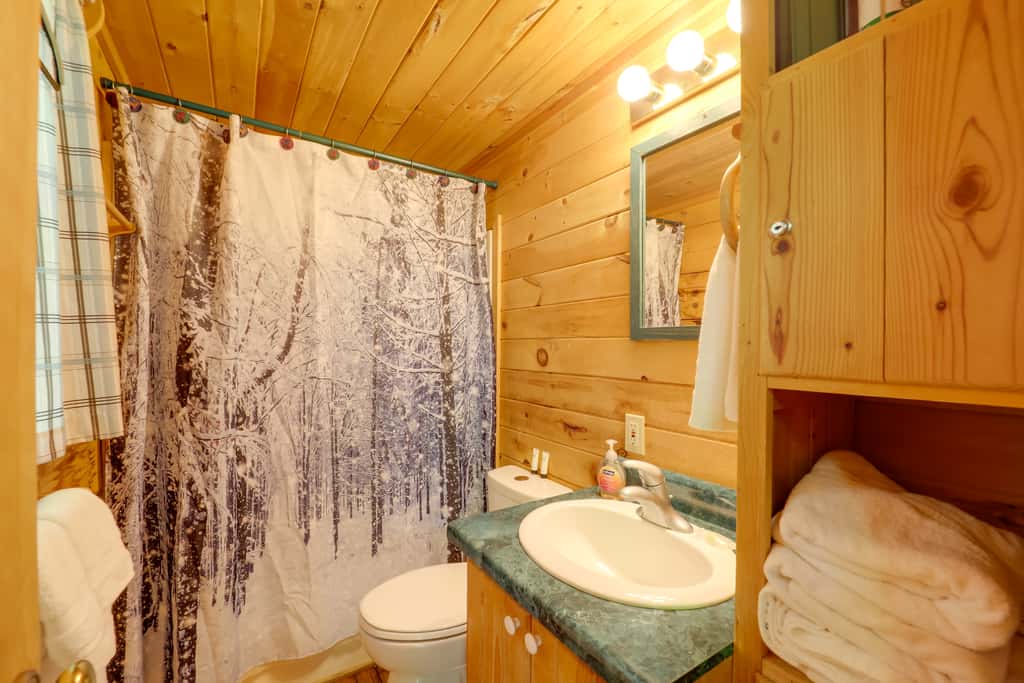 Near Hiking! Couple's Retreat w/ Hot Tub in Marion