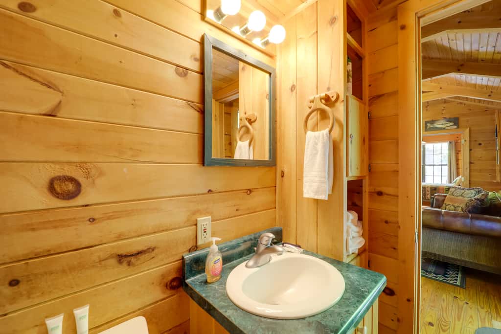 Near Hiking! Couple's Retreat w/ Hot Tub in Marion