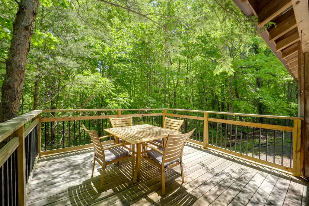 Near Hiking! Couple's Retreat w/ Hot Tub in Marion