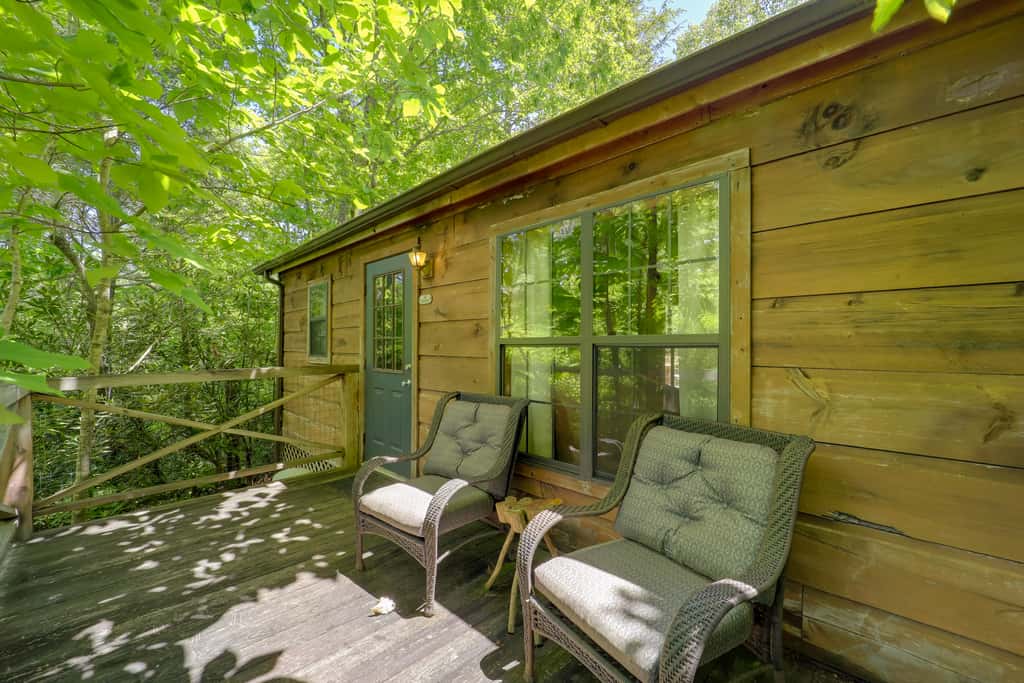 Near Hiking! Couple's Retreat w/ Hot Tub in Marion