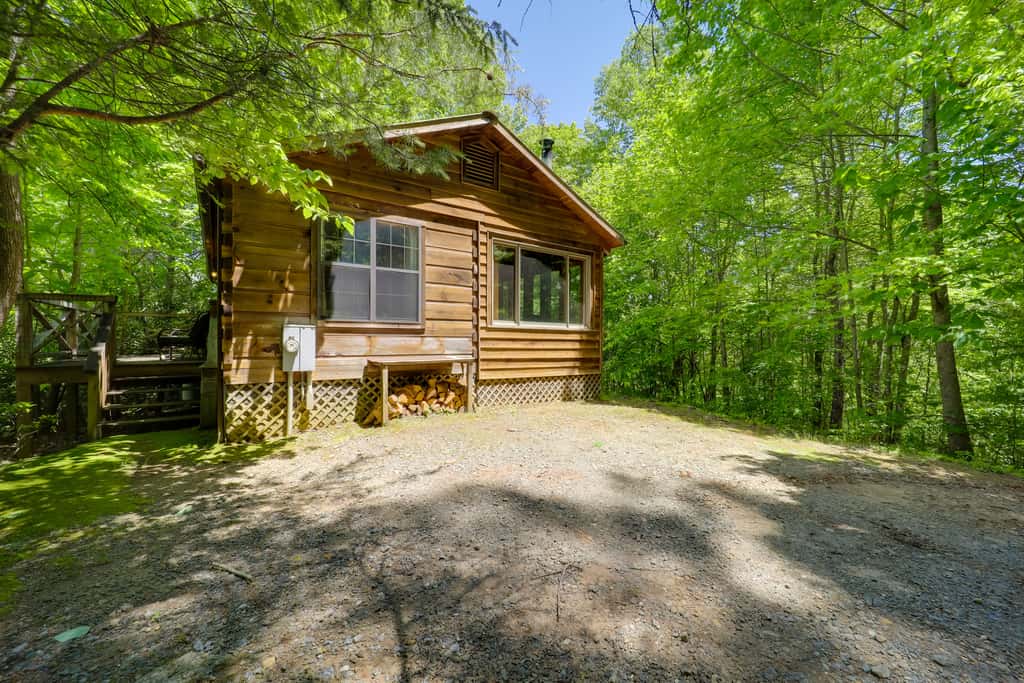Near Hiking! Couple's Retreat w/ Hot Tub in Marion