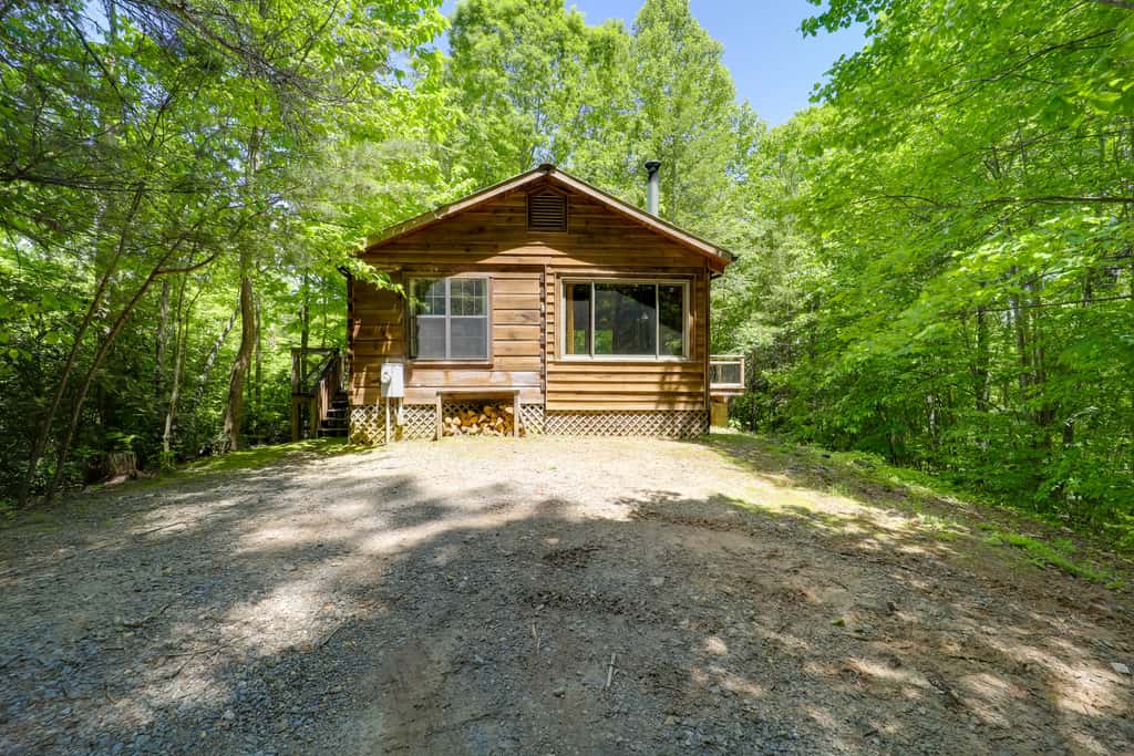 Near Hiking! Couple's Retreat w/ Hot Tub in Marion