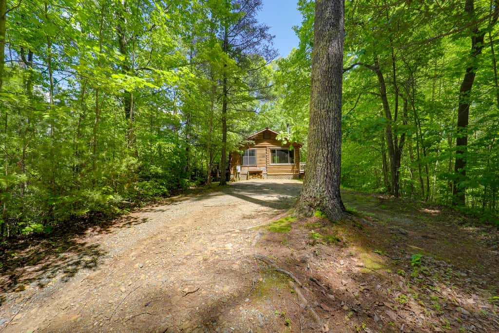 Near Hiking! Couple's Retreat w/ Hot Tub in Marion