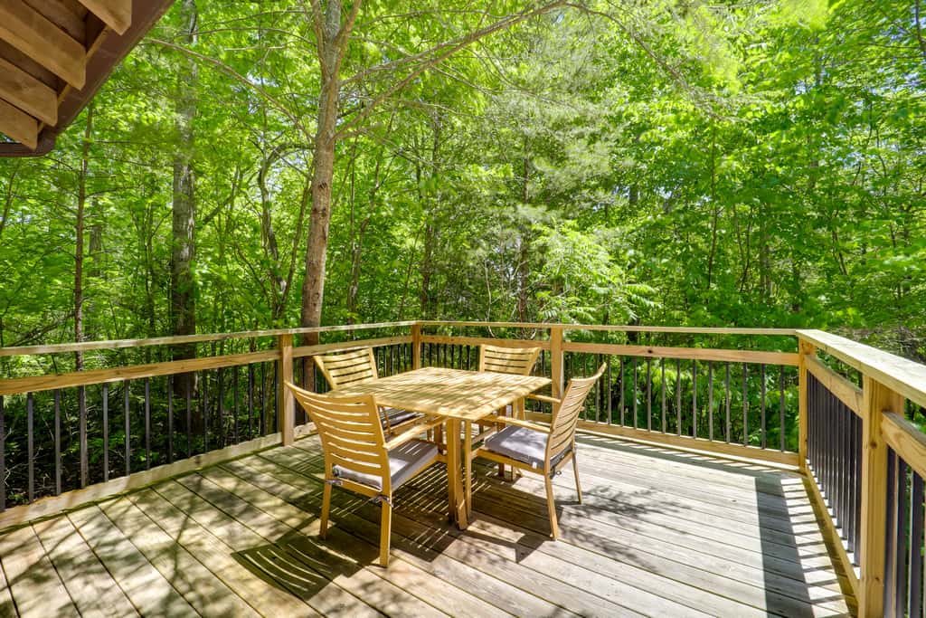 Near Hiking! Couple's Retreat w/ Hot Tub in Marion