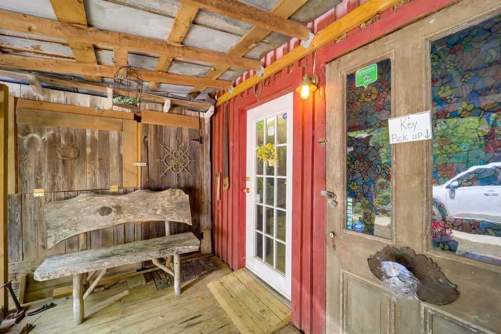 Near Hiking! Couple's Retreat w/ Hot Tub in Marion
