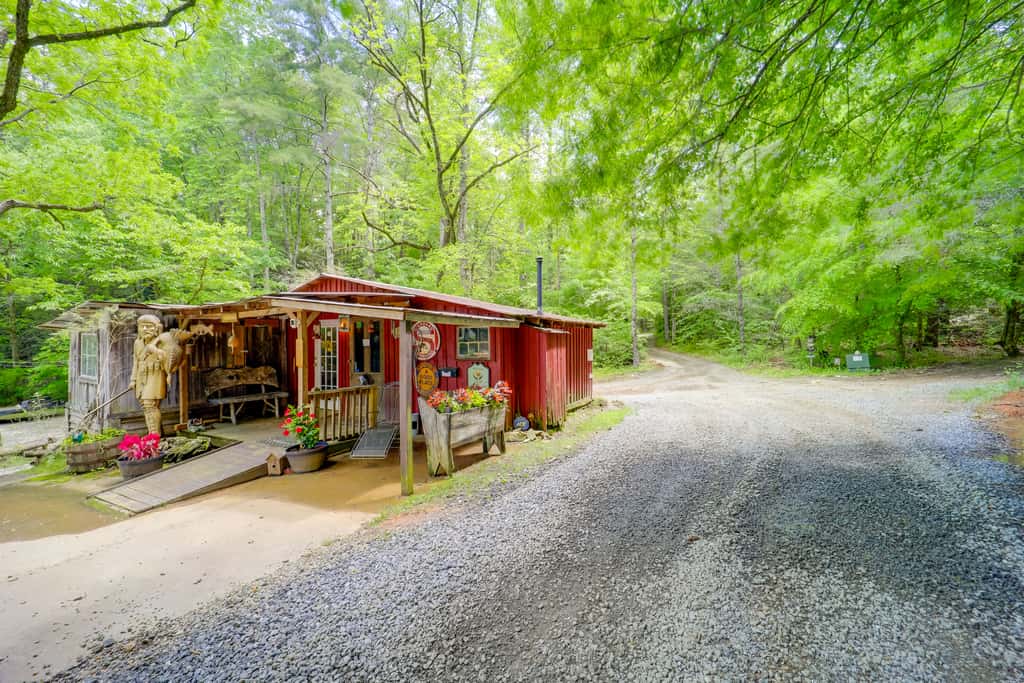 Near Hiking! Couple's Retreat w/ Hot Tub in Marion
