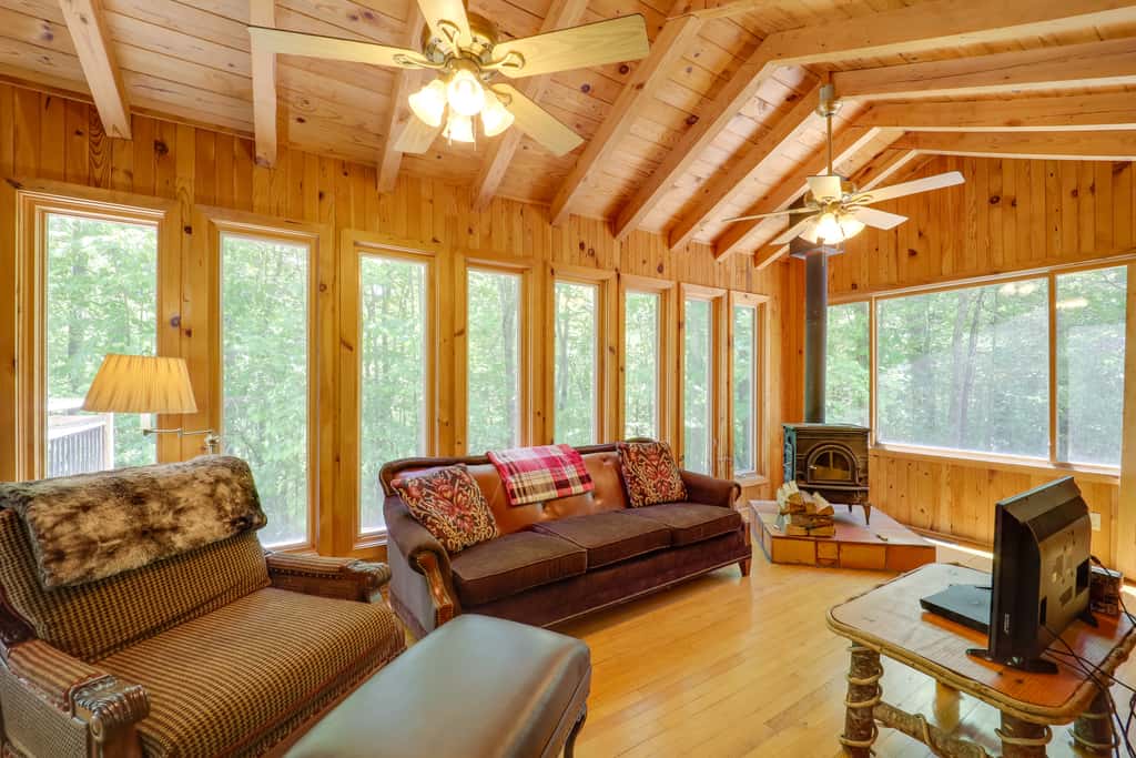Near Hiking! Couple's Retreat w/ Hot Tub in Marion