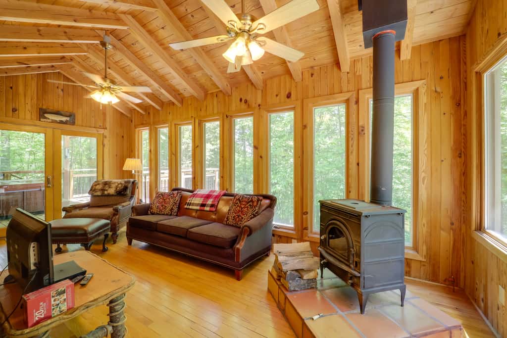 Near Hiking! Couple's Retreat w/ Hot Tub in Marion