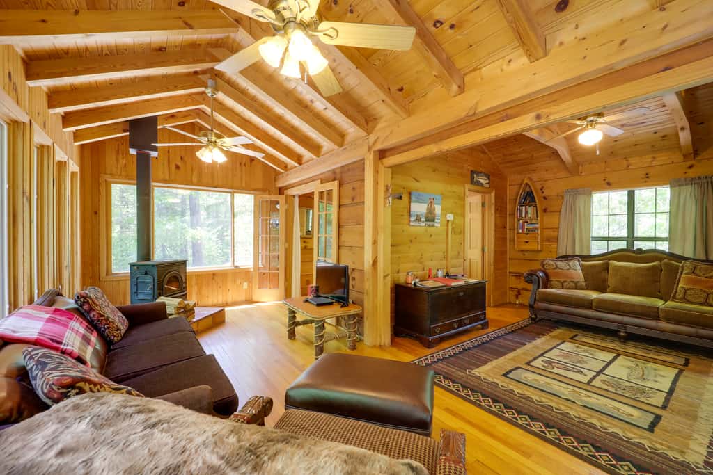 Near Hiking! Couple's Retreat w/ Hot Tub in Marion