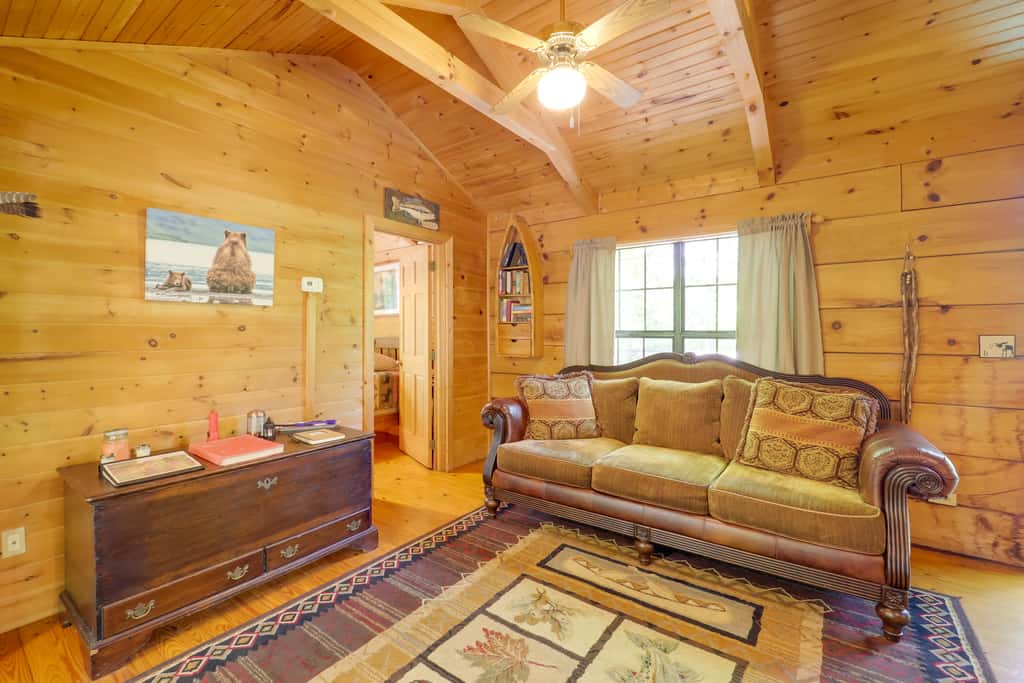 Near Hiking! Couple's Retreat w/ Hot Tub in Marion