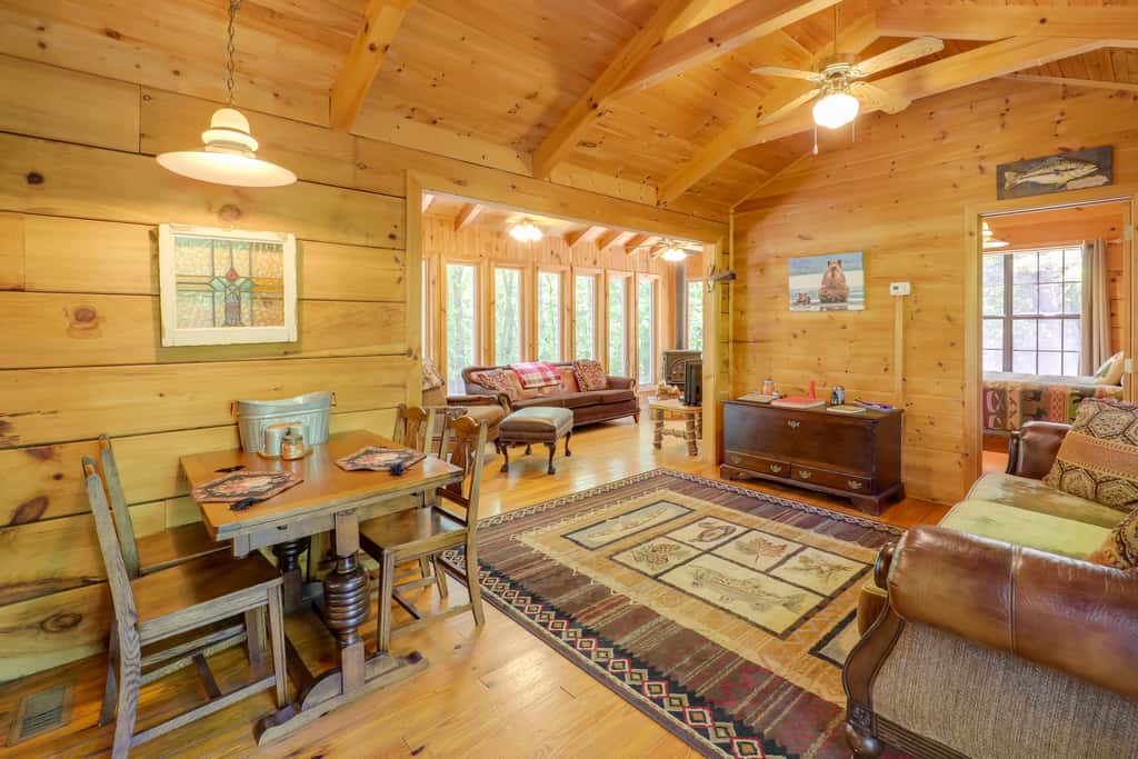 Near Hiking! Couple's Retreat w/ Hot Tub in Marion
