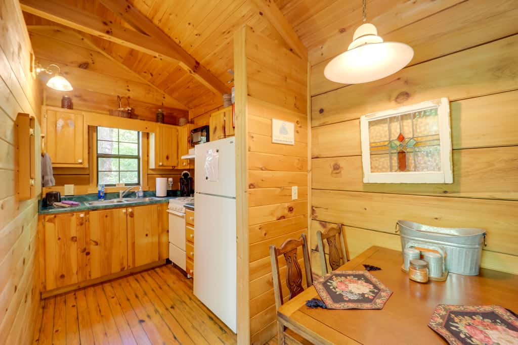 Near Hiking! Couple's Retreat w/ Hot Tub in Marion
