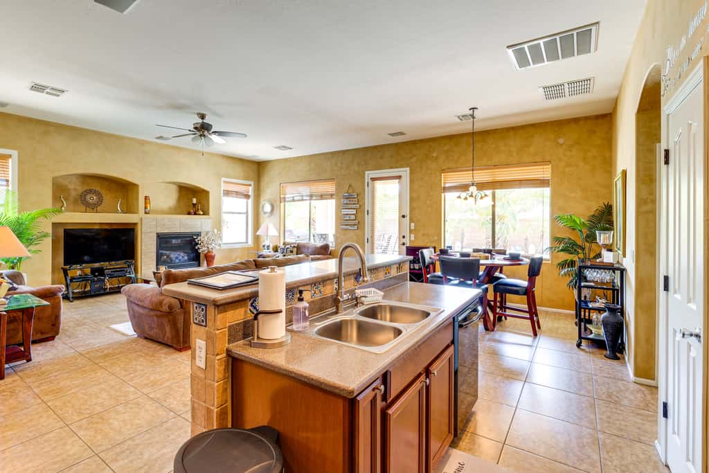 Private Hot Tub: Pet-Friendly Maricopa Escape!
