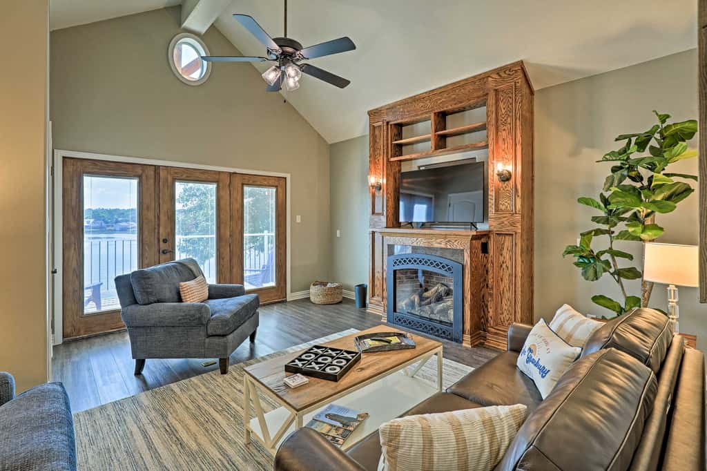 Lavish Lake House, Near Vineyards + Marinas!
