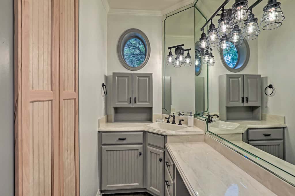 Lavish Lake House, Near Vineyards + Marinas!