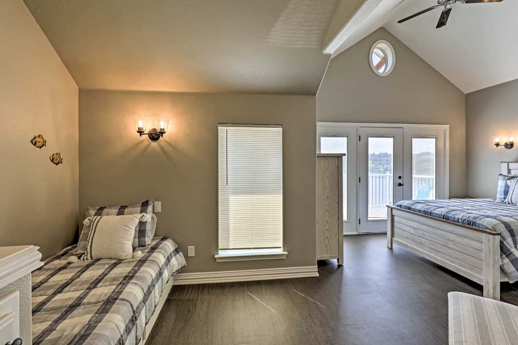 Lavish Lake House, Near Vineyards + Marinas!