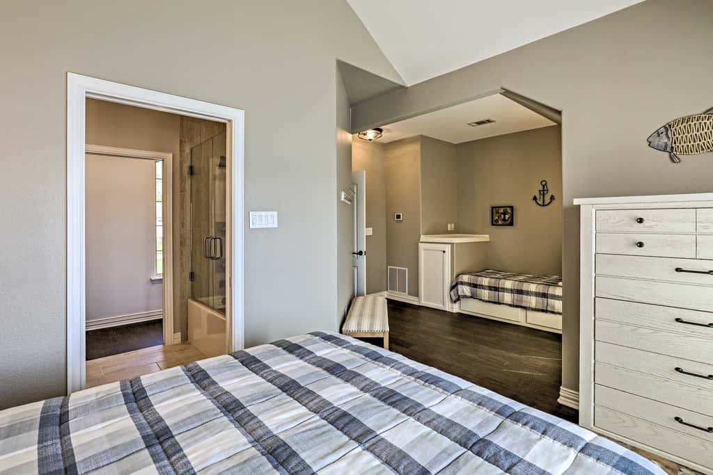 Lavish Lake House, Near Vineyards + Marinas!