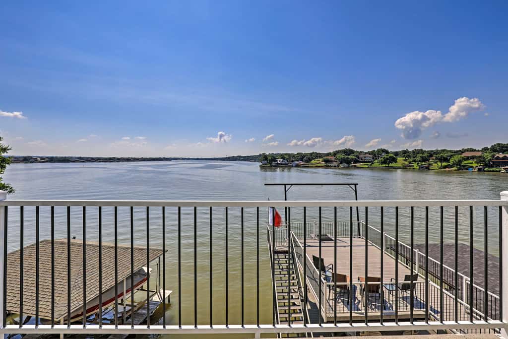 Lavish Lake House, Near Vineyards + Marinas!