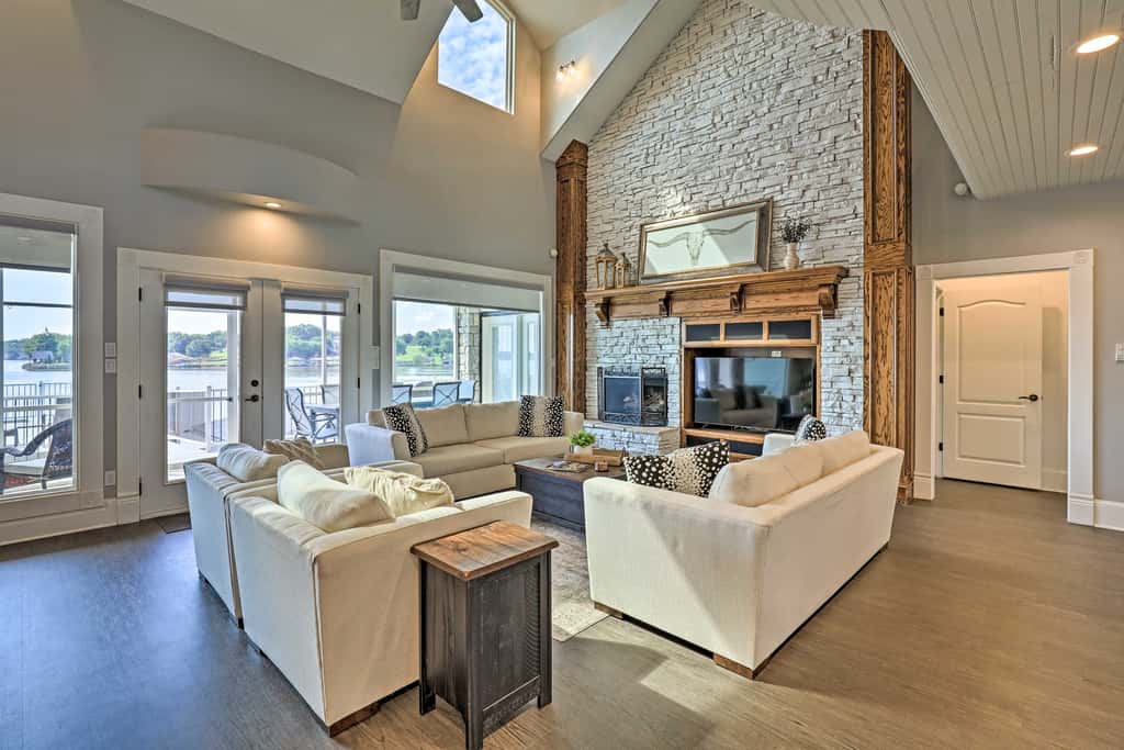 Lavish Lake House, Near Vineyards + Marinas!