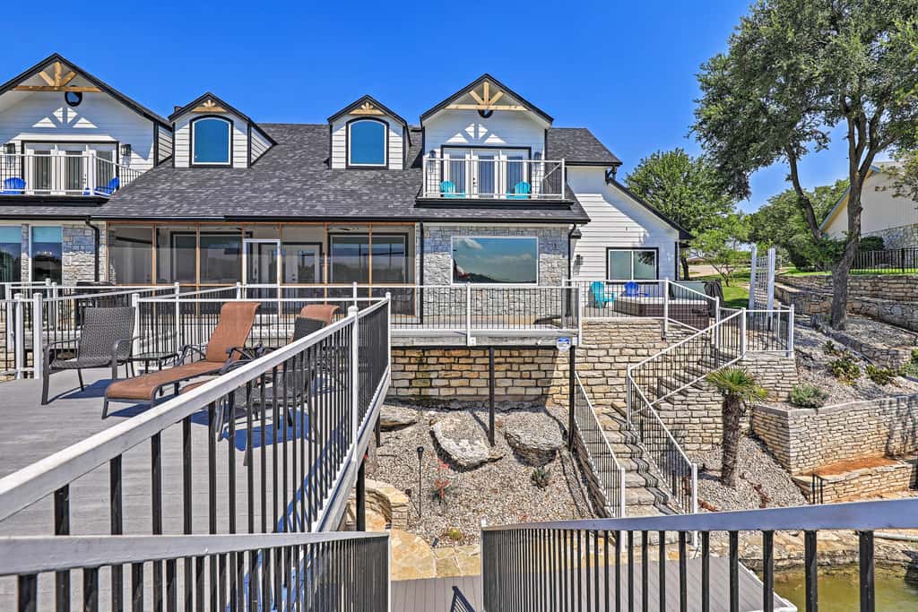Lavish Lake House, Near Vineyards + Marinas!