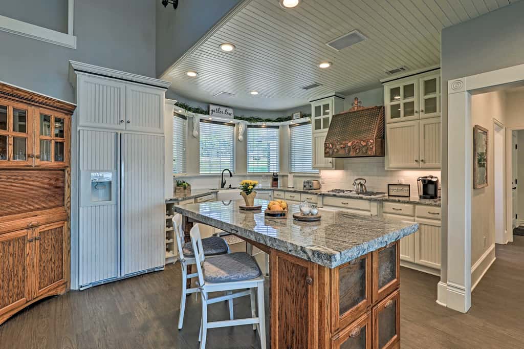 Lavish Lake House, Near Vineyards + Marinas!