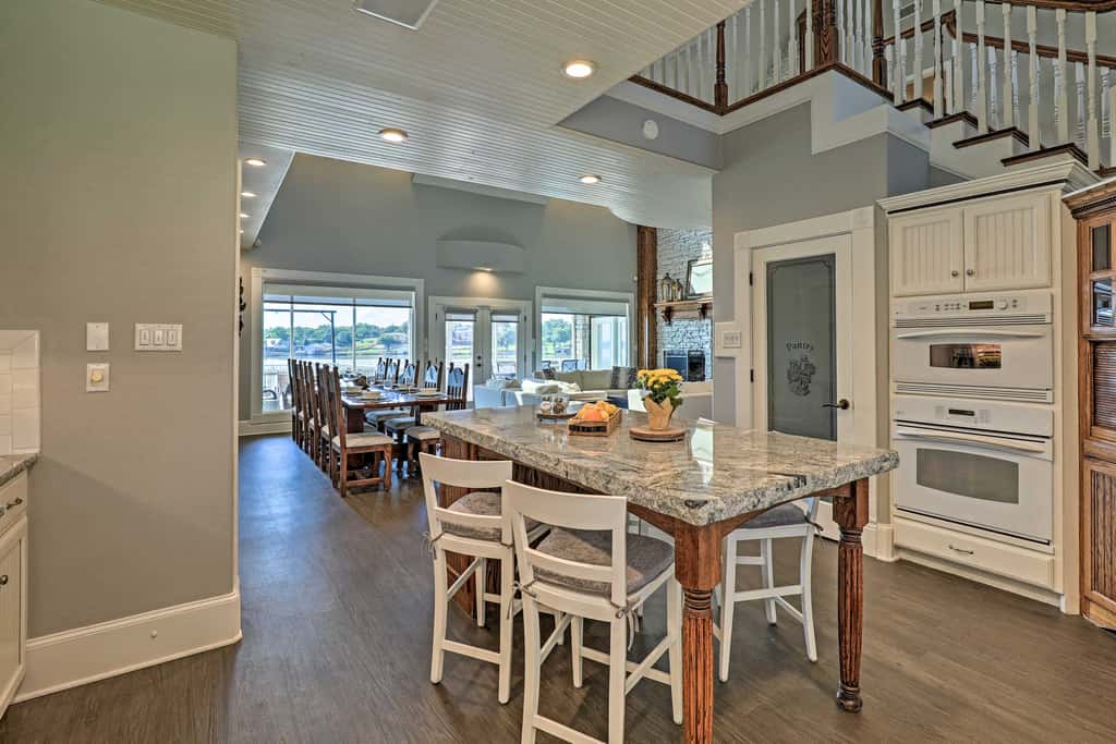 Lavish Lake House, Near Vineyards + Marinas!
