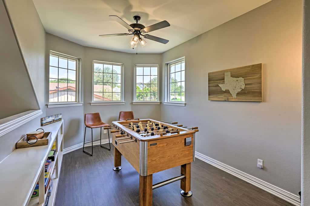 Lavish Lake House, Near Vineyards + Marinas!