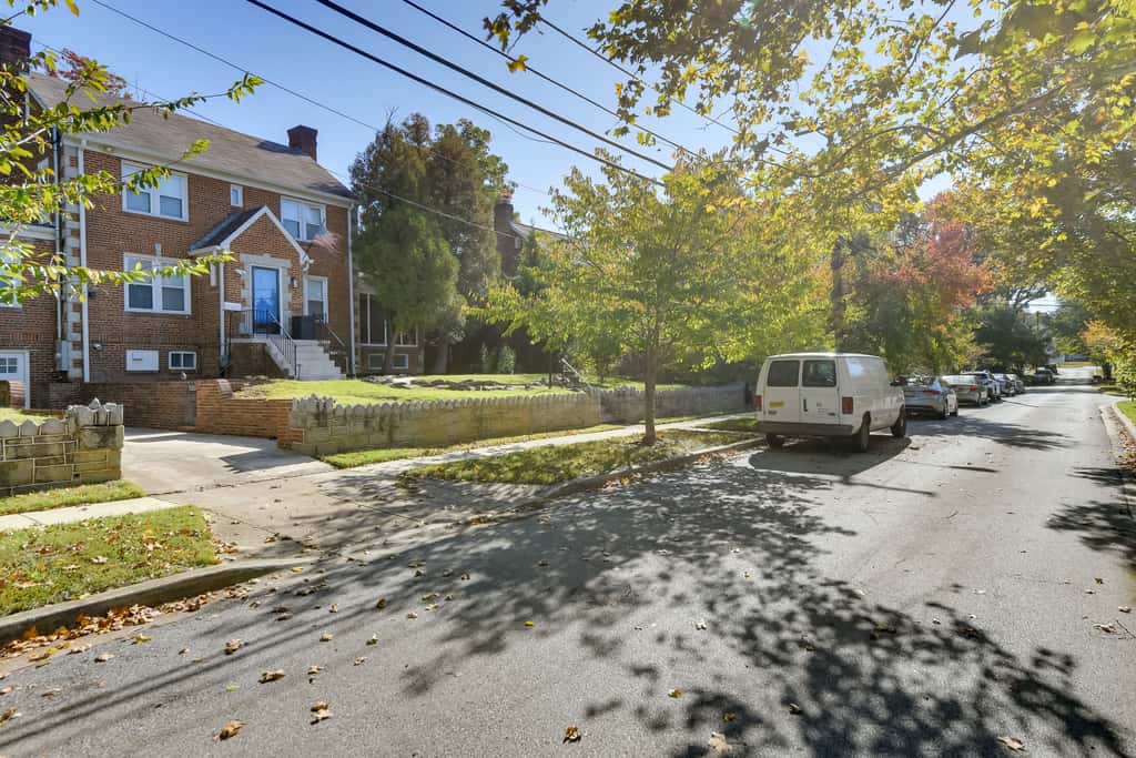 Walk to Metro Station! Cheverly Apt 8 Mi to DC