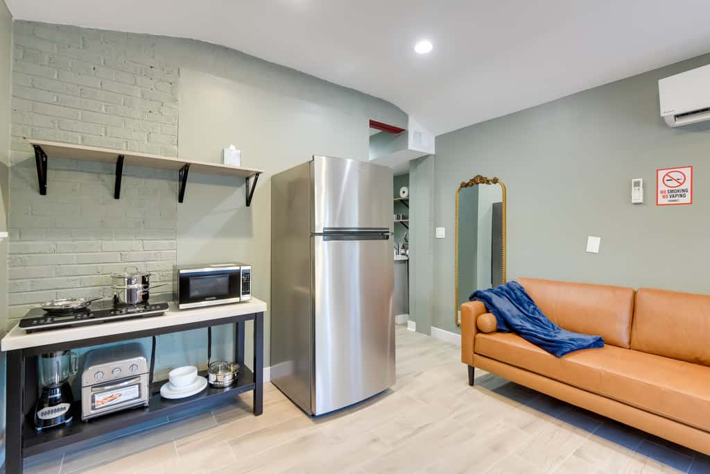 Walk to Metro Station! Cheverly Apt 8 Mi to DC