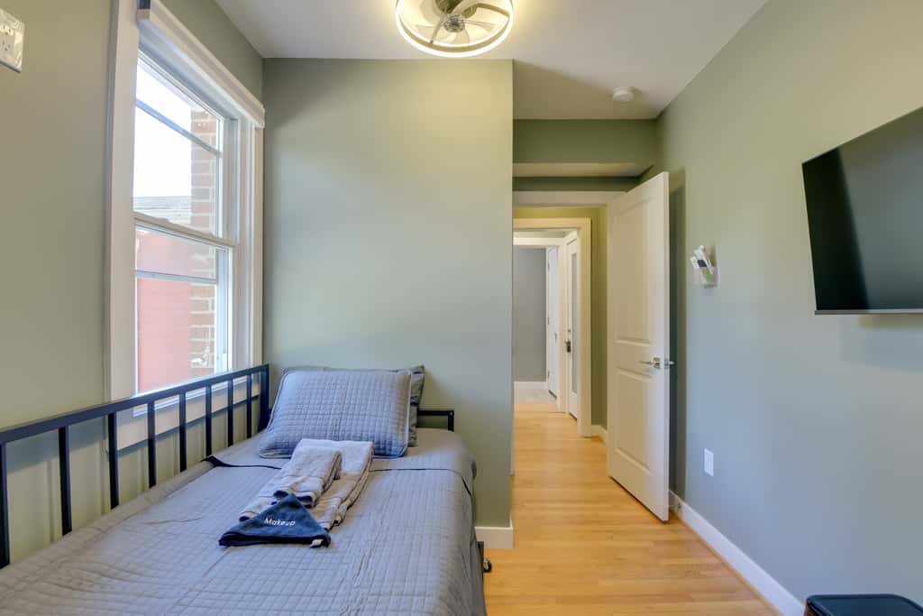 Walk to Metro Station! Cheverly Apt 8 Mi to DC