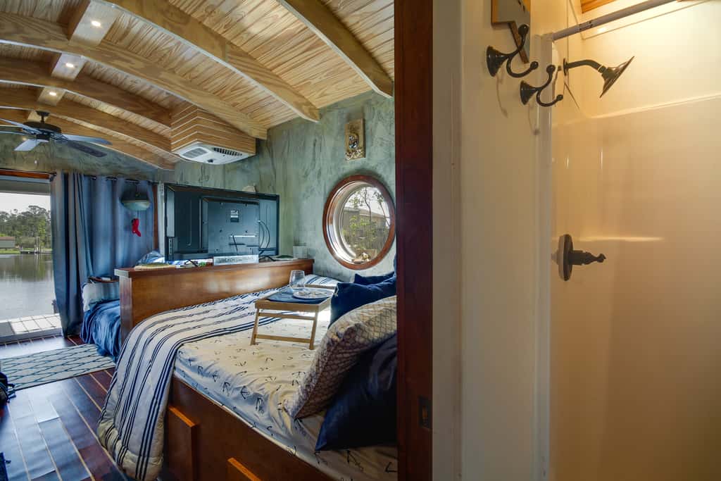Bay St Louis Houseboat 6 Mi to Old Town & Beach!