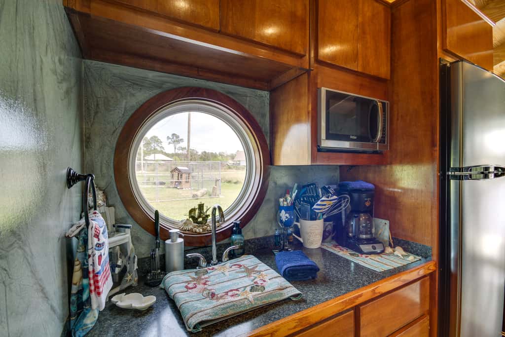 Bay St Louis Houseboat 6 Mi to Old Town & Beach!