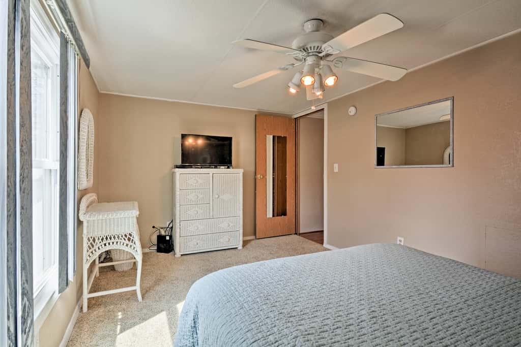 Hot Tub & Deck: Tranquil Home Near Grand Lake