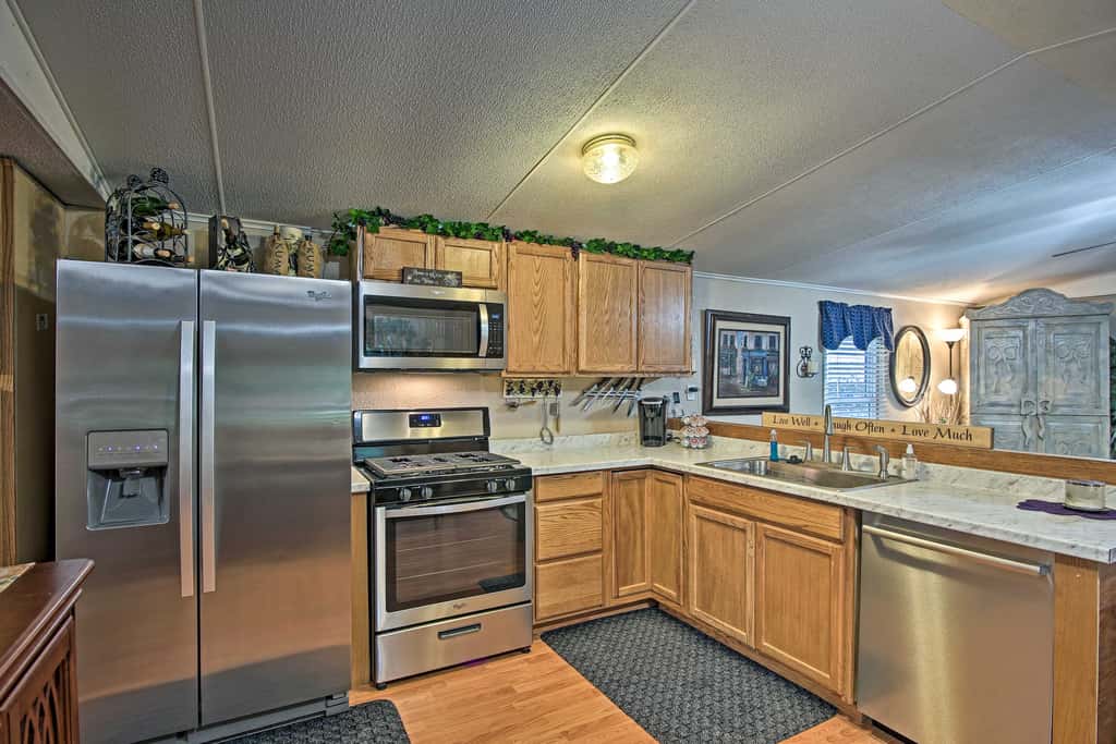 Hot Tub & Deck: Tranquil Home Near Grand Lake