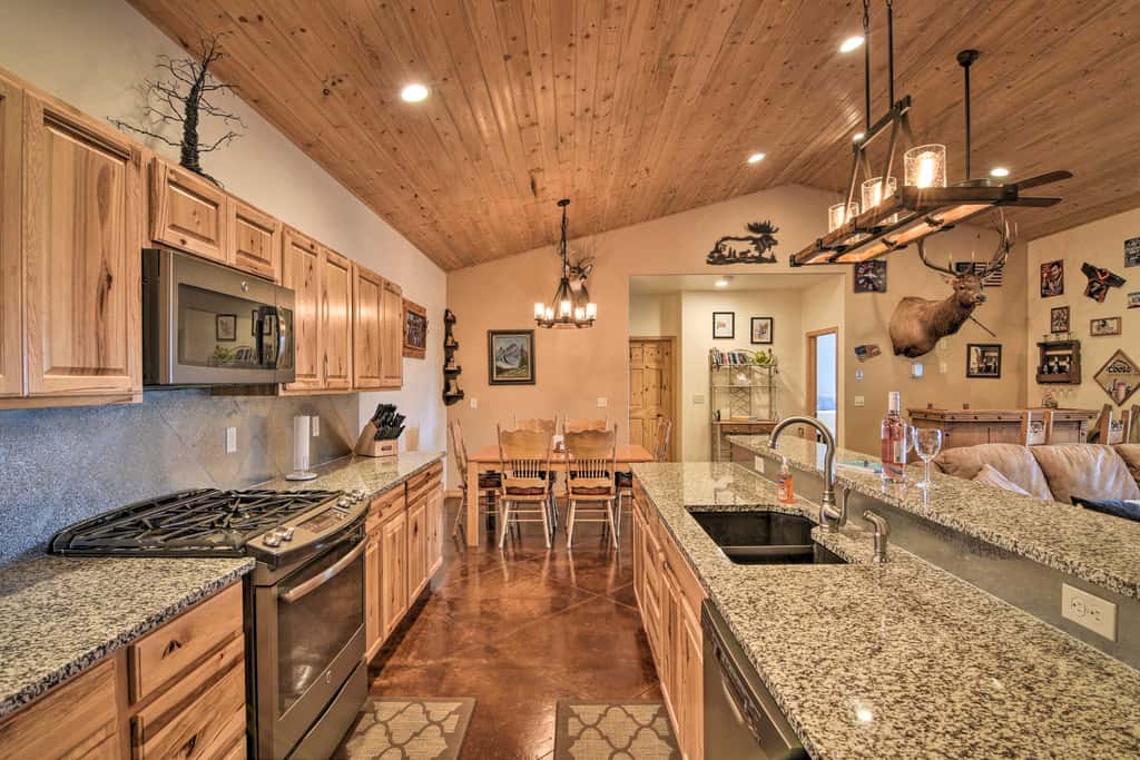 Stunning Home w/ Fire Pit, 11 Mi to Mt Yale!