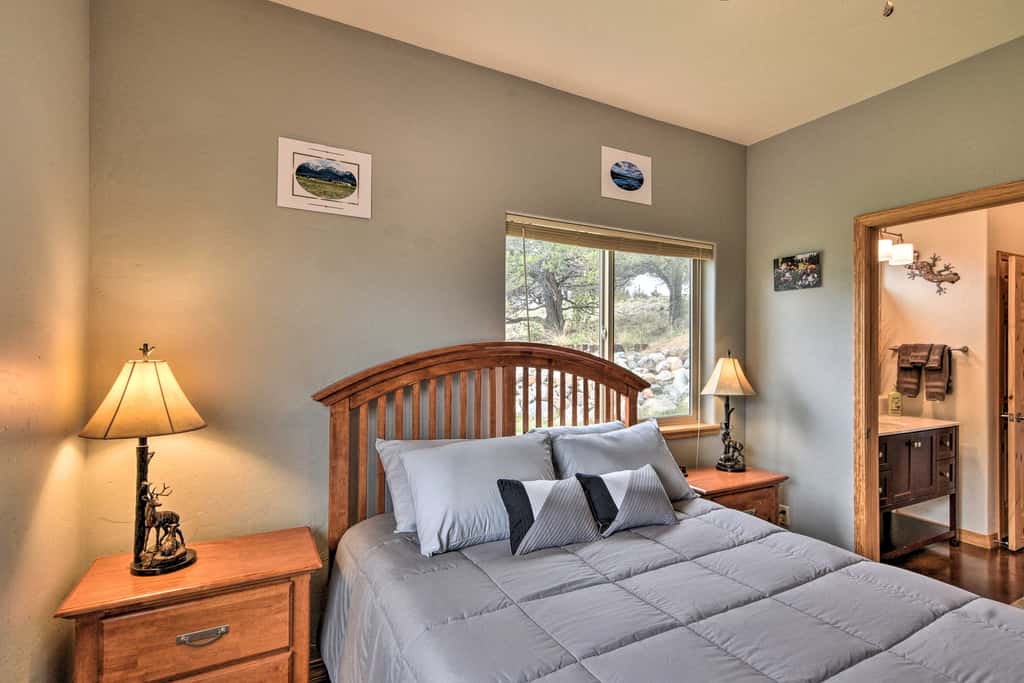 Stunning Home w/ Fire Pit, 11 Mi to Mt Yale!