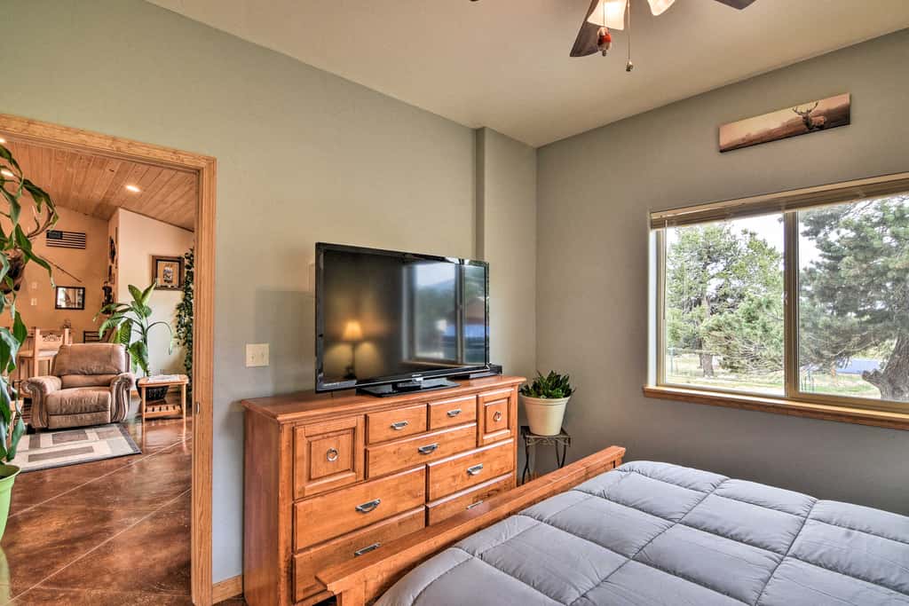 Stunning Home w/ Fire Pit, 11 Mi to Mt Yale!